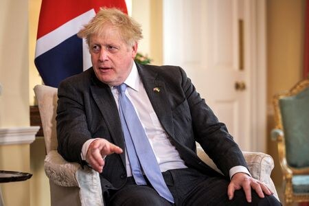 　ソフトバンクグループ傘下の英半導体設計大手アームの新規株式公開（ＩＰＯ）計画を巡り、英国のジョンソン首相らがロンドン市場への上場誘致に動いていると英紙フィナンシャル・タイムズ（ＦＴ）が２日、関係筋の話として報じた。ロンドンで４月代表撮影（２０２２年　ロイター）