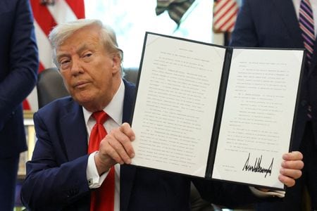 　８月２５日、トランプ米大統領は、保釈保証金なしで被告を保釈する制度（キャッシュレス・ベイル）を首都ワシントンで制限する大統領令に署名した。同日、ワシントンで撮影（２０２５年　ロイター/Jonathan Ernst）