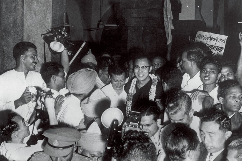 1959年9月7日、チベットを逃れてデリー駅に到着したダライ・ラマ14世　CENTRAL PRESSｰHULTON ARCHIVE/GETTY IMAGES