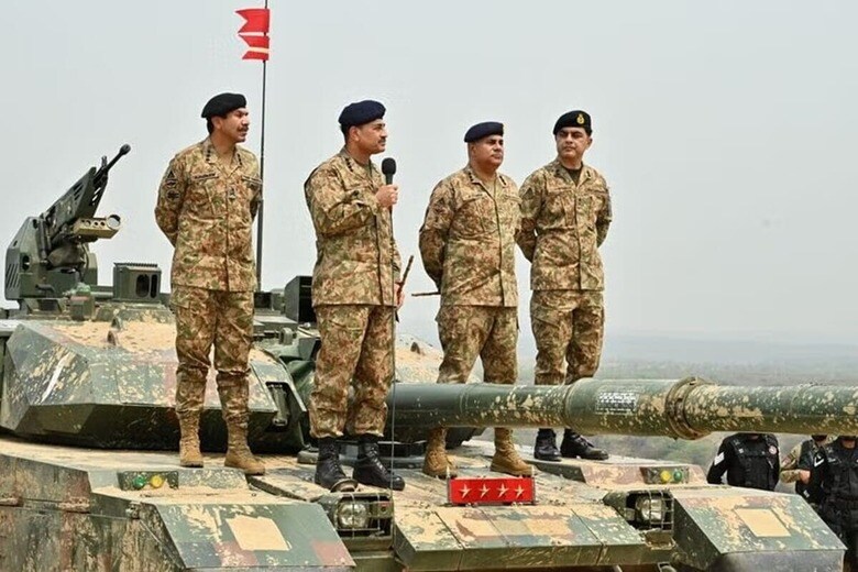 ６月１８日、トランプ米大統領は、パキスタン軍のトップであるムニール陸軍元帥（写真左から２人目）とホワイトハウスで会談した。パキスタンのマングラで５月１日撮影（２０２５年　ロイター/Inter-Services Public Relations）