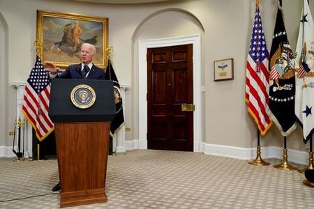 ８月２３日、バイデン米大統領（写真）は、８月３１日のアフガニスタン撤退期限の延長の是非を２４時間以内に決定する見通し。ホワイトハウスで２２日撮影（２０２１年　ロイター/Joshua Roberts）