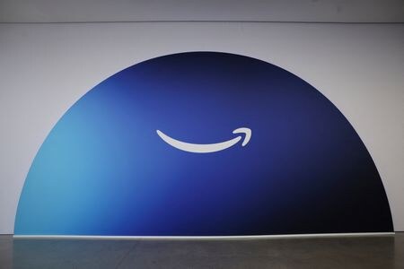３月４日、 米アマゾン・ドット・コムがユーザーや顧客の生活を支援する自動化の促進に向け、人工知能（ＡＩ）エージェントに注力する新たなチームを結成したことがロイターが閲覧した社内メールで分かった。写真はアマゾンのロゴのイメージ。ニューヨークで開かれたイベントで２月撮影（２０２５年　ロイター/Brendan McDermid）