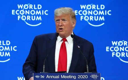 トランプ米大統領は２１日、世界経済フォーラム（ＷＥＦ）年次総会（ダボス会議）で登壇し、米経済の成功を自賛した上で、大手企業や各国政府に対し米国への投資を拡大するよう求めた（２０２０年　ロイター/Denis Balibouse）