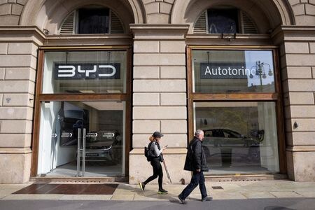ＥＵが中国から輸入されるＥＶに追加関税を課すことを決める根拠となった補助金調査の影響で、中国メーカーはＥＶ販売が冷え込み、対欧州投資でも心理面でマイナスに働いた。写真はミラノで３月撮影（２０２４年　ロイター／Claudia Greco）