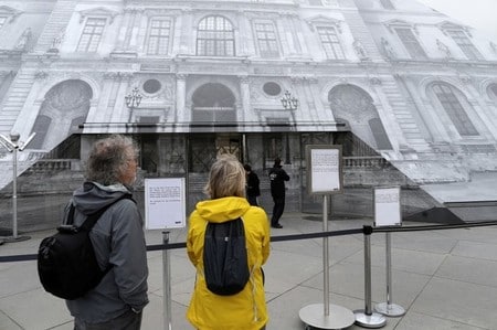 　６月３日、フランスで数日間続いた豪雨によって、首都パリを流れるセーヌ川が増水し、過去３０年で最も水位が高くなっている。川岸に近いルーブル美術館とオルセー美術館では一時休館とし、数十点の収蔵品を安全な場所に移すことにした。写真はルーブル休館を知らせる立札を読む観光客（２０１６年　ロイター/John Schults）