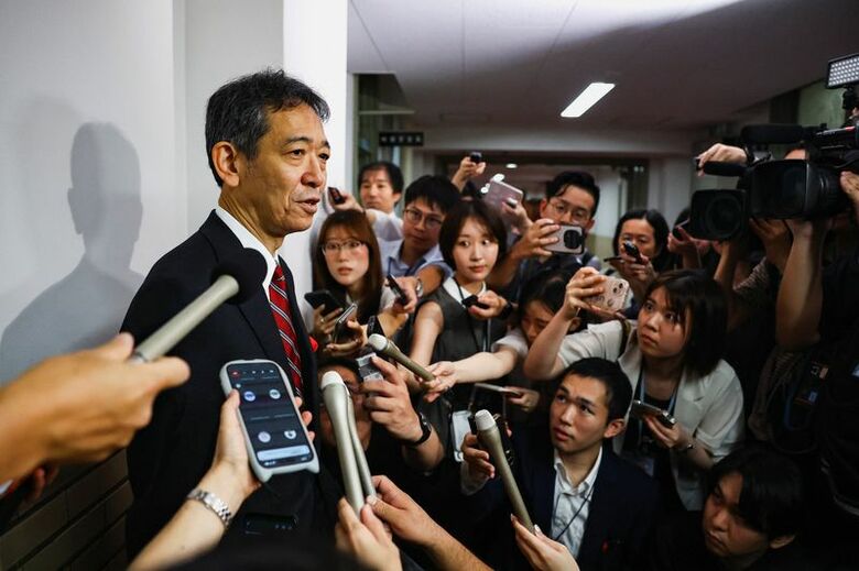 8月3日、財務省で記者団の取材に応じる三村財務官 。 REUTERS/Issei Kato