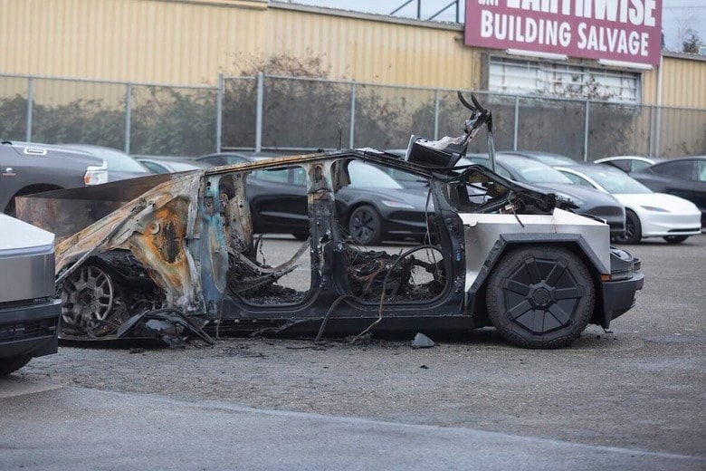 シアトルのディーラーで放火された４台のテスラ車のうちの1台。ここまでマスクの言動を野放しにした取締役会の責任は？（3月11日）――© Paul Christian Gordon/ZUMA Press Wire