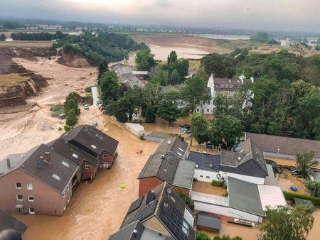 ７月１６日、欧州西部を襲った記録的な豪雨で河川の氾濫により洪水が発生し、ドイツ西部などで約１３００人の安否が確認されていない。水位の上昇が続き、一部地域で通信が途絶える中、死者数はすでに１００人を超えている。写真は同日、ドイツのエルフトシュタットで（２０２１年　ロイター／/Rhein-Erft-Kreis）