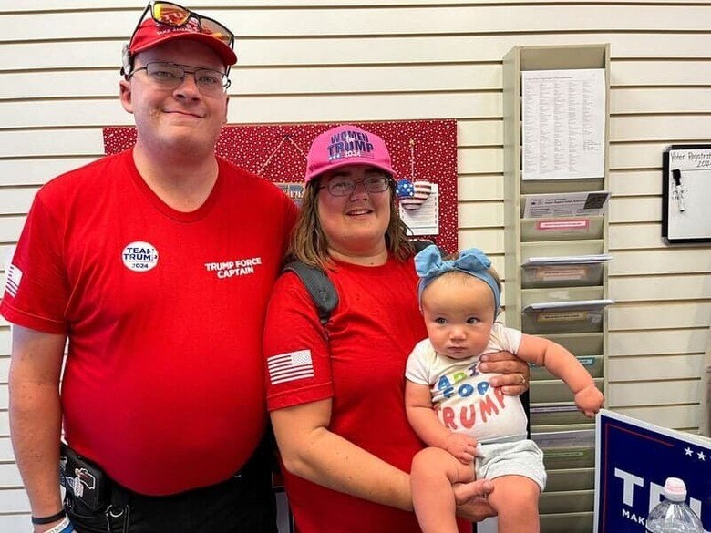 11月5日の米大統領選を巡り、共和党候補のトランプ前大統領の陣営が投票意欲の低い有権者を標的に戸別訪問を展開していることが分かった。写真はトランプ陣営ボランティアのレイチェル・ゴットバーグさんとクリス・ゴットバーグさん夫妻。ペンシルベニア州ヨークで8月撮影（2024年　ロイター/Nathan Layne）