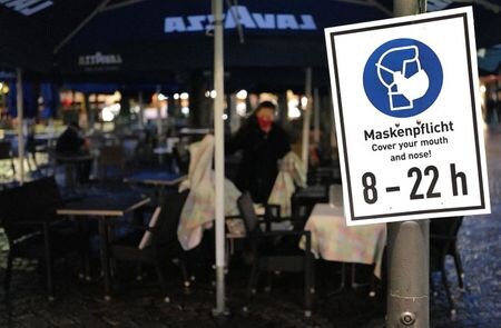 　ドイツ政府の国立感染症研究機関であるロベルト・コッホ研究所（ＲＫＩ）によると、国内の新型コロナウイルス感染者が２７日、１００万人を突破した。写真はフランクフルトで１日撮影（２０２０年　ロイター／Kai Pfaffenbach）