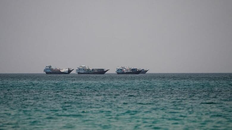 ホルムズ海峡を航行する船舶。オマーン・ムサンダムから撮影。REUTERS/Stringer