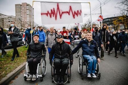 ベラルーシで２６日、反政権派の呼び掛けにより労働者らがストライキに突入した。写真は首都ミンスクで政府批判のデモを続ける人々。（２０２０年　ロイター／BelaPAN提供）