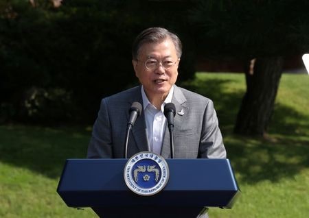 韓国の文在寅（ムン・ジェイン）大統領は２８日、予想外の事態を回避するために、南北間の軍事ホットラインを再開すべきだとの認識を示した。側近との会合で述べた。写真は１９日、大統領府でスピーチする文大統領。提供写真（2020年  ロイター/ Yonhap）