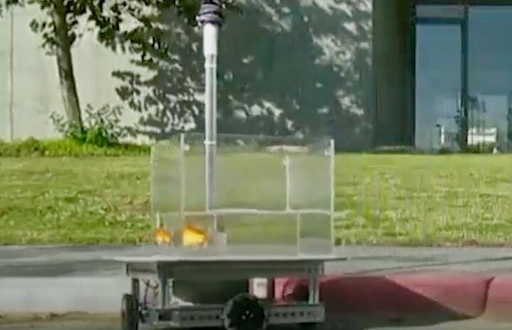 金魚は「自走式水槽」を移動させ、餌を得ることに成功した...... YouTube-LiveScience