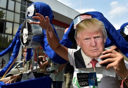 ７月８日、今週開催される北大西洋条約機構（ＮＡＴＯ）首脳会議を控え、欧州首脳は、トランプ米大統領にもはや何の幻想も抱いていないと語る一方で、同大統領のアメリカ・ファースト主義が、誰のためにもならない「決定的瞬間」をもたらすことを懸念している。写真は７日、ブリュッセルでＮＡＴＯ首脳会議開催に抗議する人々（２０１８年　ロイター/Eric Vidal）