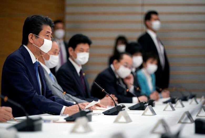 安倍晋三首相は7日の新型コロナウイルス対策本部の会合で、新型コロナウイルス感染症が、国民生活や経済に重大な影響を及ぼす恐れがある事態が発生したとして、特措法に基づく緊急事態宣言を発出すると正式発表した。写真は4月6日、東京の首相官邸で撮影（2020年　Franck Robichon/代表撮影）