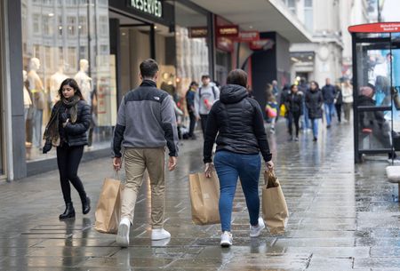 　英産業連盟（ＣＢＩ）が２５日発表した９月の小売売上高指数はマイナス２９と、前月のマイナス３２から改善した。ただ１２カ月連続の減少となり、消費者需要の低迷と政府予算案への懸念から１０月もさらに減少するとみられている。写真はロンドンで２０２３年４月撮影（２０２５年　ロイター/Anna Gordon）
