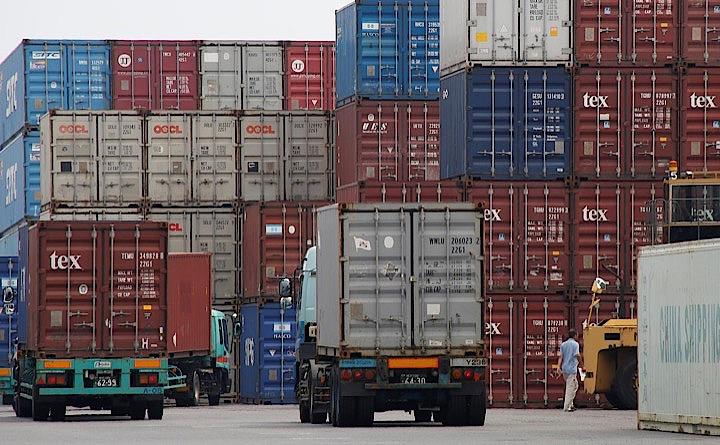 日本政府が発動したハイテク材料の輸出審査の強化は、元徴用工問題をめぐって長年続く韓国との争いをさらに激化させた。写真は、都内の港に積まれたコンテナ（2019年　ロイター/Toru Hanai）