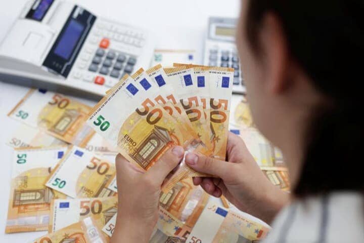 7月13日の外国為替市場でユーロが対ドルで約20年ぶりに1ユーロ＝1ドルのパリティ（等価）を下回った。写真は50ユーロ紙幣、5月30日撮影（2022年　ロイター/Dado Ruvic/Illustration）