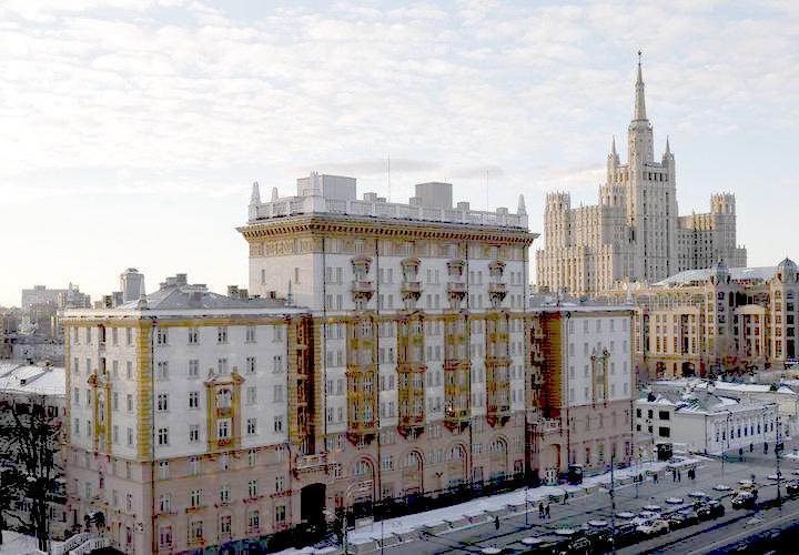 米国務省の高官は２７日、米ロの外交関係が大きく悪化する中で、在ロシア米大使館に管理者のみしか滞在できない状況になりつつあると述べた。写真はモスクワの米国大使館、2018年撮影。（2021年　ロイター/Tatyana Makeyeva）