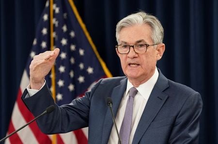 米連邦準備理事会（ＦＲＢ）のパウエル議長は、米経済見通しには「著しい不確実性」が存在し、今後の動向は新型コロナウイルス制御と景気回復を後押しする政府の取り組みにかかっているとの見解を示した。写真は３月３日、ワシントンで撮影（２０２０年　ロイター/Kevin Lamarque/File Photo）