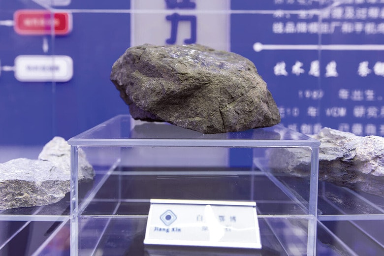 日本政府は中国産レアアースへの依存度を下げるべく努力してきた　QILAI SHENｰBLOOMBERG/GETTY IMAGES