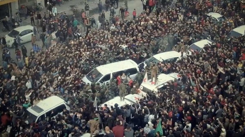 １月１９日、パレスチナ自治区ガザでのイスラエルとイスラム組織ハマスの停戦が発効し、ハマスに拘束されている人質のうちイスラエル人の女性３人が解放され家族と再会した。画像は、人質が解放される中、車両の近くに集まる人々。 同日、ガザ地区で撮影されたビデオ映像から。ハマス提供（２０２５年　ロイター）