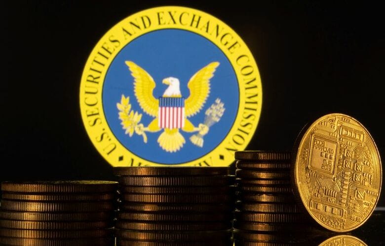 写真は米証券取引委員会（ＳＥＣ）のロゴと仮想通貨のイメージ。2023年6月に撮影。REUTERS/Dado Ruvic