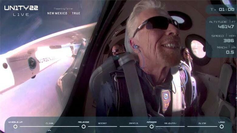 英宇宙旅行会社ヴァージンギャラクティックが実施した新型有人宇宙船「スペースシップ２」の試験飛行が成功し、ヴァージン・グループ創業者で富豪のリチャード・ブランソン氏（写真）が自ら搭乗員の１人として初めての宇宙空間と無重力などを体験した。提供動画より（２０２１年　ロイター/Virgin Galactic）