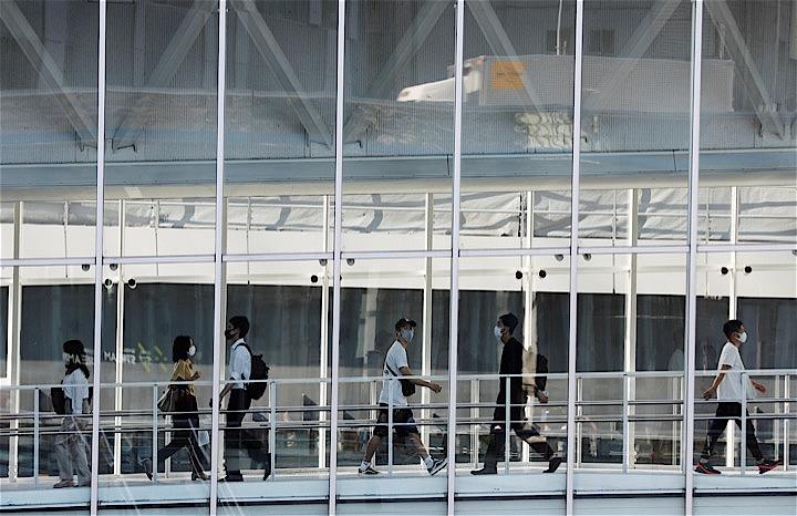 11日、東京都では新たに188人の新型コロナウイルス陽性者が確認された。写真は8月3日、都内で。REUTERS/Kim Kyung-Hoon