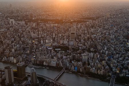 　    ２月１９日、不動産経済研究所が発表した１月の首都圏（１都３県）新築分譲マンション市場動向によると、発売戸数は前年同月比４４．２％減の６２０戸と、３カ月連続で前年割れとなった。１戸当たりの平均価格は前年比７．７％下落し、７３４３万円と２カ月ぶりのマイナス。写真は２０２１年８月、都内で撮影（２０２５年　ロイター／Marko Djurica）