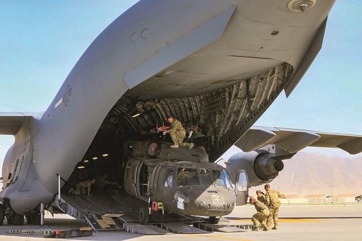 撤退に向け輸送機に格納される米軍ヘリ・ブラックホーク　SGT. 1ST CLASS COREY VANDIVERｰU.S. ARMYｰHANDOUTｰREUTERS