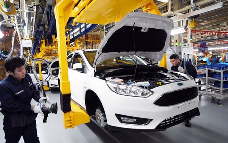 　米自動車大手フォード・モーターの中国合弁メーカーである長安福特汽車（長安フォード）は、国有大手の重慶長安汽車と、電気自動車（ＥＶ）など「新エネルギー車（ＮＥＶ）」製造に向け合弁会社を設立する計画だ。規制当局が１１日公表した文書で明らかになった。黒竜江省ハルビンにある長安フォードの工場で２０１７年２月撮影（２０２３年　ロイター）