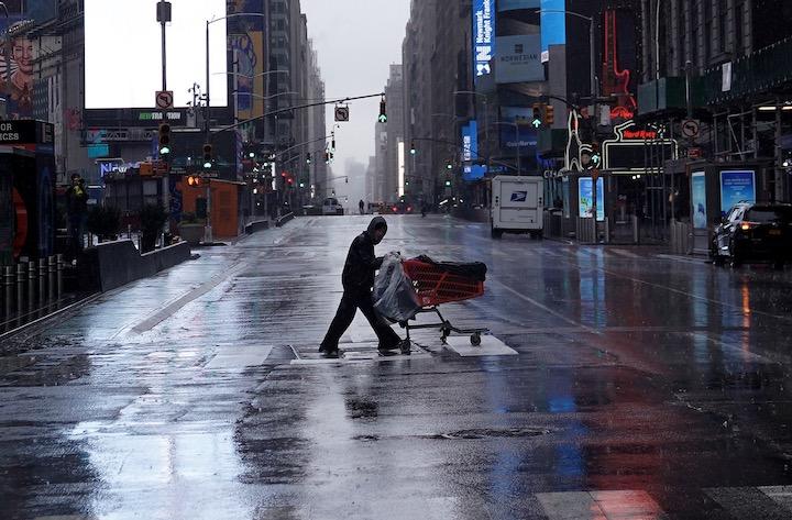タイムズスクエアも人通りがなくなったが......　Carlo Allegri-REUTERS