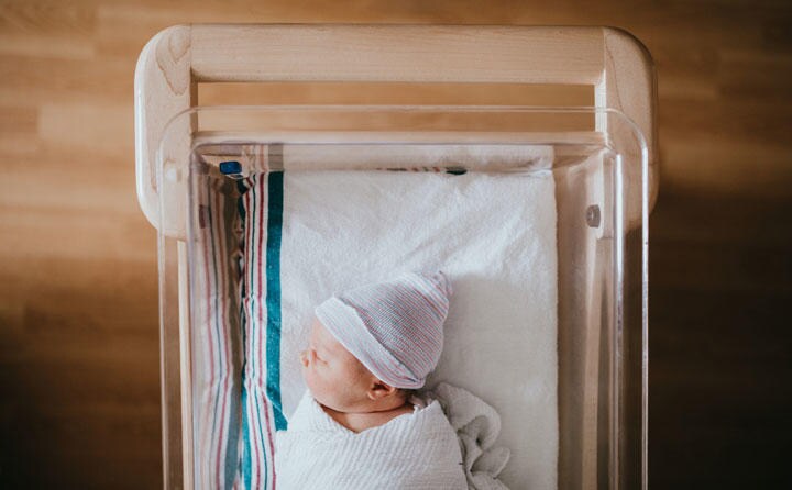 赤ちゃんははかなく、親も選べない　RyanJLane/iStock.