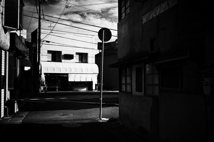 都市の安全を守るのは街路であり、街路の安全を守るのは「街路への視線」だと著述家で運動家のジェイン・ジェイコブズは言う（写真はイメージです）　Cuckoo-iStock