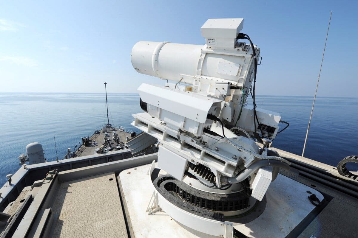 駆逐艦から高出力レーザー兵器「ヘリオス」発射ドローン撃墜の