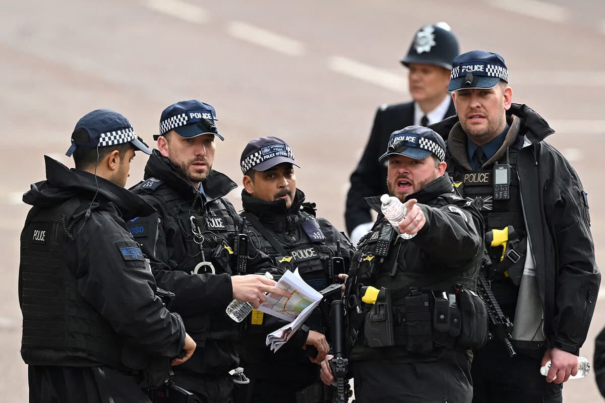 値下げ　レア　イギリス警察　帽子　制服黒スラックス img_15f4b354bcbee1c2e90a0380d8