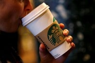 米スターバックス、過剰な出店攻勢と値上げで成長が鈍化