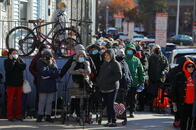 高インフレでジリ貧のアメリカ人、政府に追加の現金給付を求める