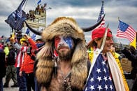 侮れないQアノンとオウム真理教の不気味な類似性