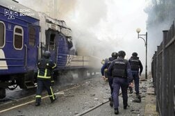 ロシア、ウクライナ・ポーランド国境付近で列車攻撃　外交官ら標的か