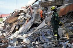 コロンビア地震死者273人に、発生後72時間経過でなお377人行方不明