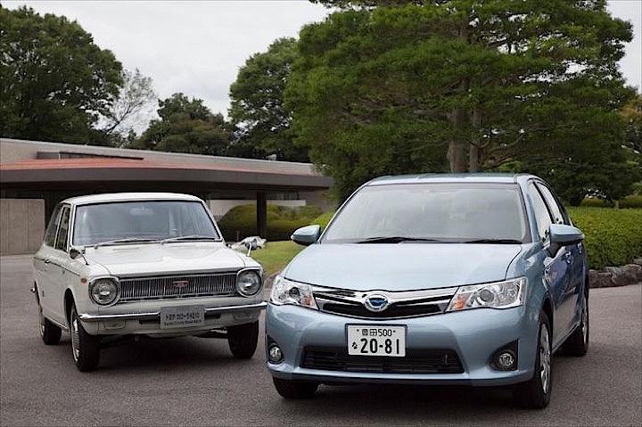 左：初代「カローラ」、右：11代目「カローラ アクシオ」