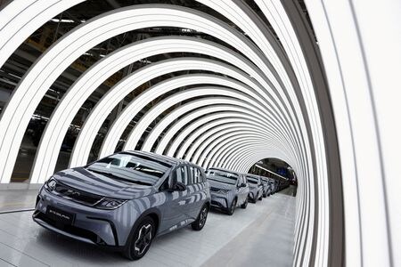 　１０月５日、中国の新華社は、欧州連合（ＥＵ）の欧州委員会が中国製電気自動車（ＥＶ）に追加関税を課す決定をしたことについて、中国とＥＵの数十年にわたる協力関係が損なわれる恐れがあり、気候変動関連の目標も危険にさらされると報じた。タイのラヨーンで７月４日撮影（２０２４年　ロイター/Chalinee Thirasupa）