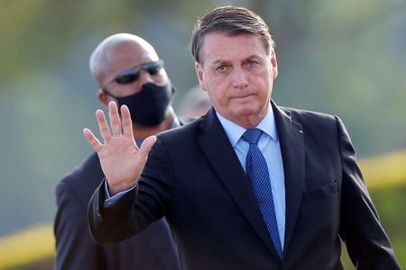 ブラジルのボルソナロ大統領は７日、新型コロナウイルス検査で陽性反応が出たと明らかにした。発熱の症状があるものの、健康状態は良好という。ブラジリアで６月撮影（２０２０年　ロイター/ADRIANO MACHADO）