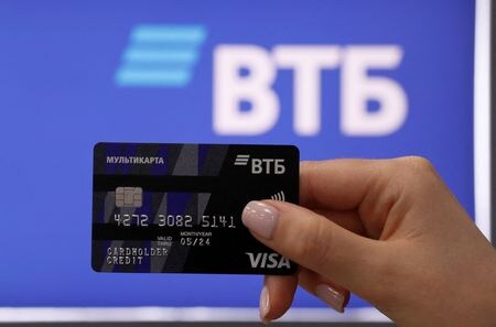 　３月２日、ドイツの規制当局が、西側諸国の制裁対象となったロシア第２位のＶＴＢバンクの欧州部門閉鎖に向けて準備を進めていることが分かった。写真はVTBのロゴとカード。モスクワで２０１９年５月撮影（２０２２年　ロイター/Evgenia Novozhenina）