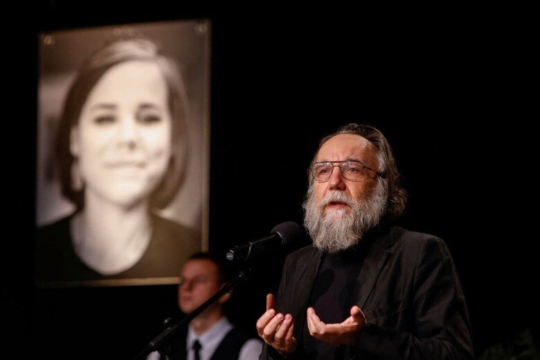 殺害された娘の写真の前で演説を行うドゥーギン（8月23日、モスクワ）　Maxim Shemetov-REUTERS