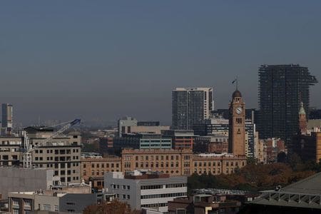 オーストラリア準備銀行（中央銀行、ＲＢＡ）は４日、政策金利のオフィシャルキャッシュレートを過去最低の０．１０％に据え置くとともに、２０２４年まで超緩和的な政策を維持する方針を改めて示した。シドニーで３日撮影。（２０２１年　ロイター/Loren Elliott）