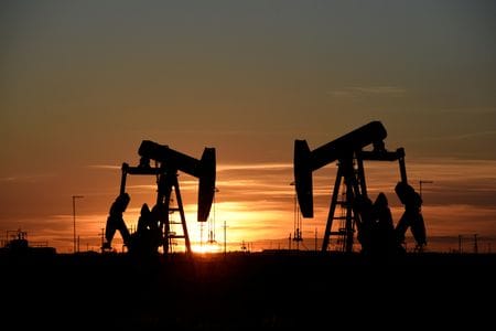 アジア時間の原油先物は前日の急落から小幅に反発。米債務上限法案の採決待ちとなっている。写真は２０１８年８月、テキサス州ミッドランドで撮影（２０２３年　ロイター/Nick Oxford）